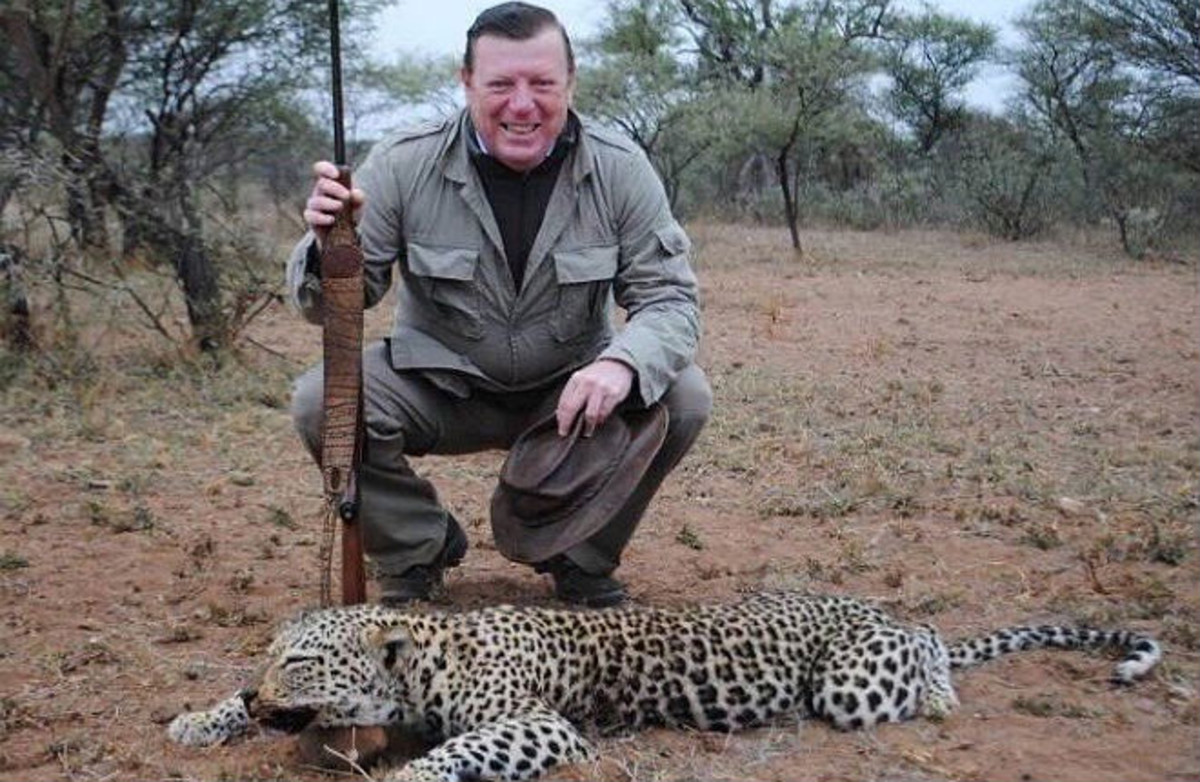 Escándalo en Twitter por la foto del 'moranco' César Cadaval con un leopardo muerto Cesar-cadaval-posa-para-foto-rifle-mano-con-leopardo-cazado-1458641097138