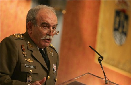 Un general retirado acusa al ministro de Defensa de "bajarse los pantalones" ante el Reino Unido. 1376321299598