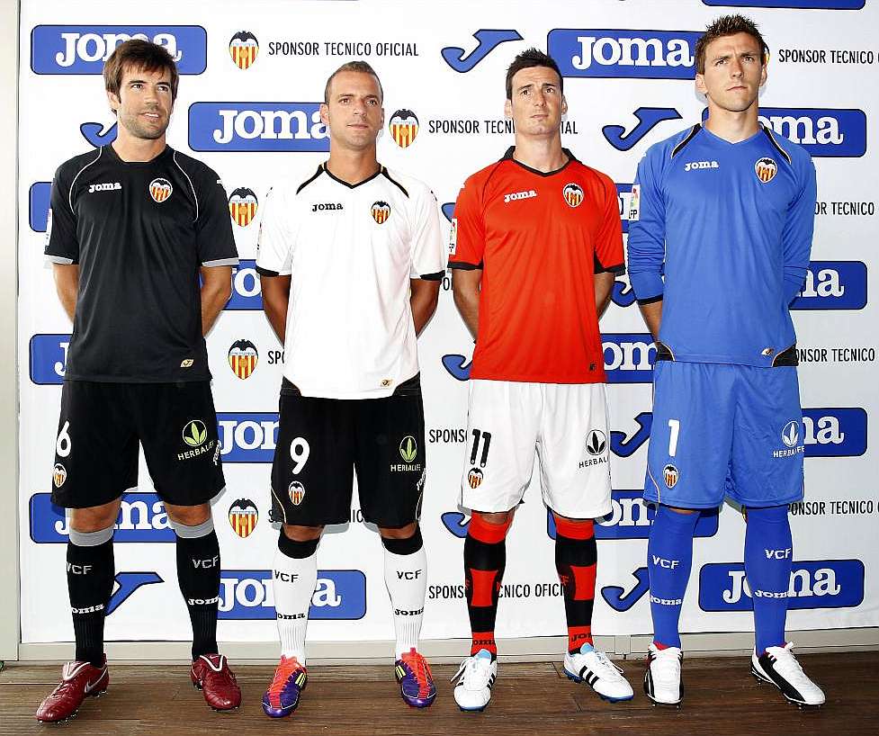 El Valencia presenta las nuevas equipaciones para la temporada 11-12. 1309518128_extras_mosaico_noticia_1_g_1