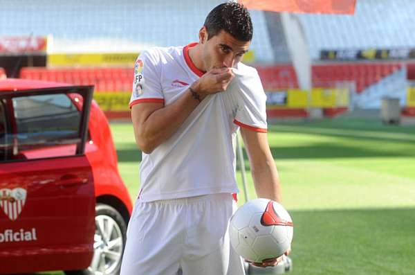 Reyes: "Vengo al Sevilla para ganar títulos" 1325853281_extras_mosaico_noticia_2_g_0