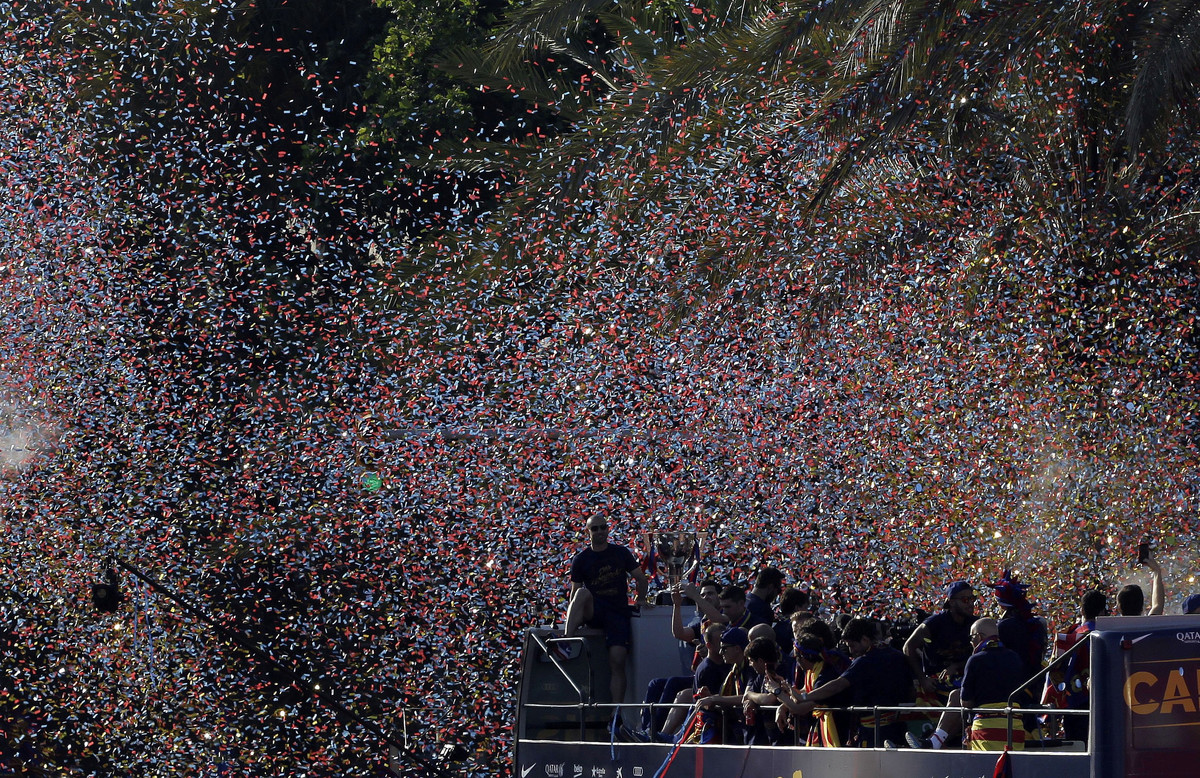 صور : احتفلات نجوم البارصا باللقب 24 في شوارع كتلونيا  Rua-los-campeones-1463335874652