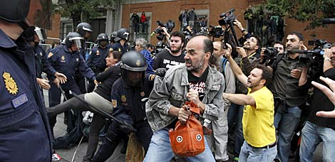 MADRID: Cargas policiales, 22 detenidos y alta tensión en la plaza de Neptuno 1348502415_extras_ladillos_1_0