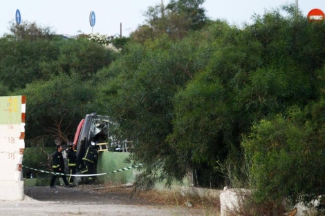 Al menos 38 heridos tras volcar un autobús en un acceso a Alicante 1371925909_0