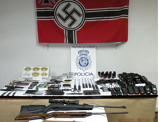 Detienen a un menor con un arsenal de 200 armas que vendía por internet 1375176592_0