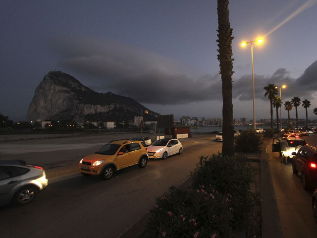 Londres estudia acciones 'sin precedentes' contra España por los controles en Gibraltar 1376305796_0