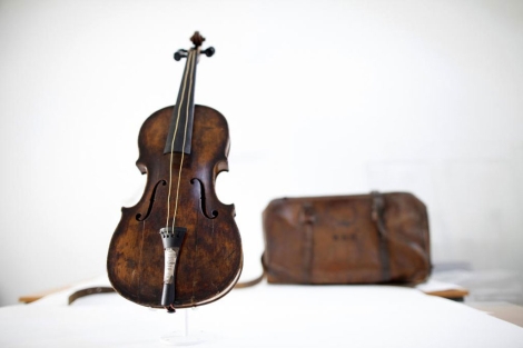 Un millón de euros por el violín que sonó durante el hundimiento del Titanic 1382186253_0