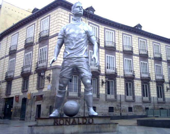 (صور) تمثال رونالدو فى مدريد يجذب أنظار العالم 1266847916_extras_albumes_0