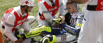 Rossi sufre una grave caída en Mugello y se despide de sus opciones en el Mundial 1275728083_extras_portada_1