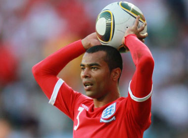 Ashley Cole: "¡Odio a Inglaterra y a la jodida gente!" 1277888351_extras_portadilla_0