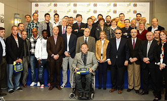 El Villarreal entrega 16 desfibriladores entre sus clubes asociados 1301601954_0