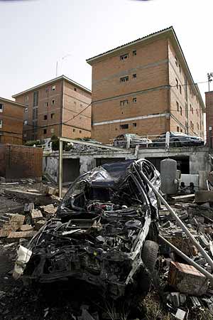 ETA mata a un guardia civil y hiere a otros cuatro con un coche bomba en Álava 1188182976_0