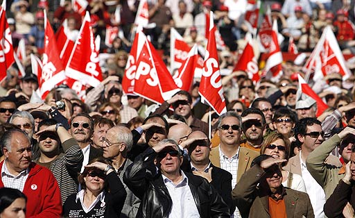 Los votantes del PSOE espectantes ante los buenos resultados 1203843326_extras_albumes_0