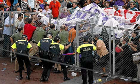 Propinar un botellazo a un policía en el pregón cuesta solamente 180 euros 1256194926_0