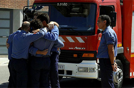 cinco - Encarcelan a dos jóvenes por el incendio que costó la vida a cinco bomberos 1263035340_1