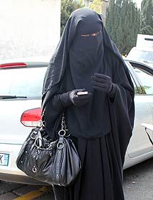 Una musulmana con burka en París: 'Amo Francia a pesar de esta ley injusta'  1302797363_extras_ladillos_1_0