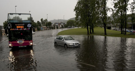 Decenas de incidentes en Barcelona por la inesperada tormenta de lluvia y granizo  1312039095_extras_ladillos_1_0