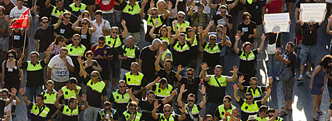 Masiva protesta en la calle con un 'ncleo duro' de funcionarios 1342708275_extras_ladillos_4_0