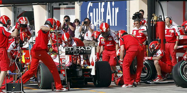 Vettel se lleva la Pole Position en Bahrein.- 1268561198_0