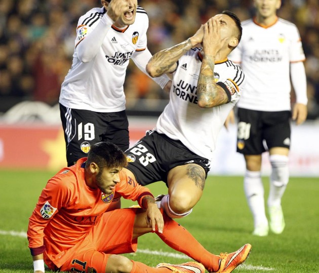 صور : مباراة فالنسيا - برشلونة 1-0 ( 30-11-2014 ) Otamendi2_630x539