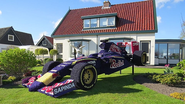 Un Toro Rosso... ¡hecho de flores! 1430850806_extras_noticia_foton_7_1