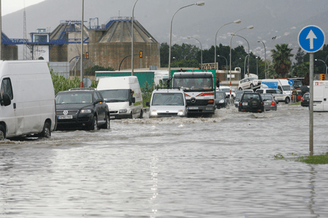 La lluvia arrastra más de medio centenar de vehículos en la Costa del Sol 1262857889_1