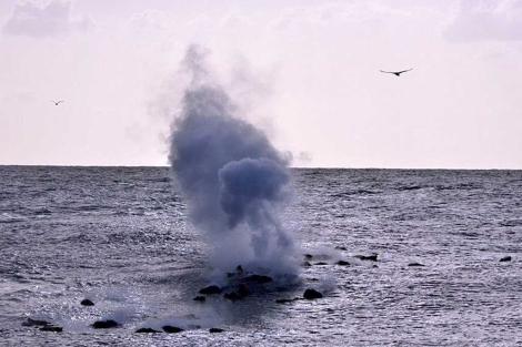 El nuevo volcán submarino de El Hierro, a 130 metros de la superficie 1327054239_1