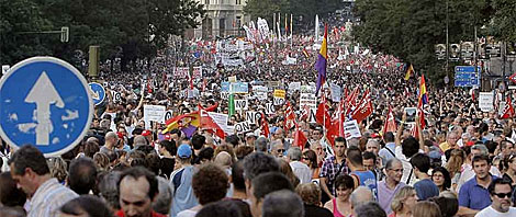 Masiva protesta en la calle con un 'ncleo duro' de funcionarios 1342708275_extras_ladillos_1_0