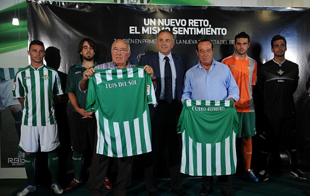 El Betis presenta sus nuevas equipaciones para Primera 1307109260_extras_noticia_foton_7_1