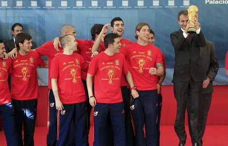 ::: ||  يوم كرنفالي في مدريد بمناسبة إستقبال أبطال العالم  || ::: Zapatero2_470x300