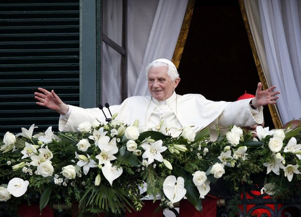 Benoît XVI exhorte les fidèles à placer leur confiance en Dieu... A170410_2