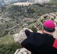 Le Mont du Précipice : lieu de la Messe du Pape Benoît XVI 030409_precipice