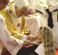 Communion à genoux: Benoît XVI veut qu'elle soit reçue ainsi 130910_communion