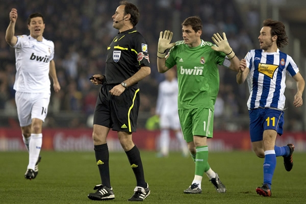 Partidos enteros historicos de selecciones o equipos - Página 17 Casillas-se-fue-expulsado-desde-el-minuto-2