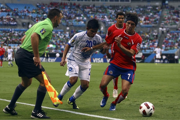 Copa Oro 2011: El Salvador 1 Costa Rica 1. Las-acciones-fueron-muy-disputadas-0