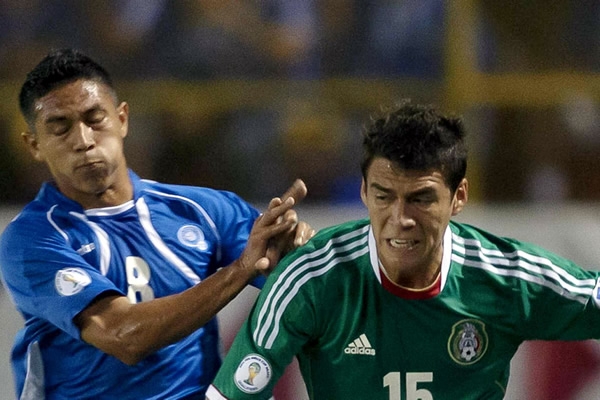 Rumbo a La Copa Mundo 2010: El Salvador 1 Mexico 2. Hector-moreno-imponiendose-ante-su-rival-0