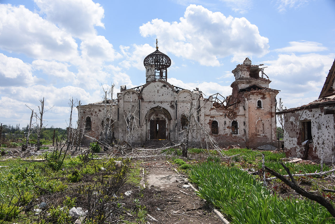 L'invasion Russe en Ukraine - Page 19 1280px-Remains_of_an_Eastern_Orthodox_church_after_shelling_near_Donetsk_International_Airport1