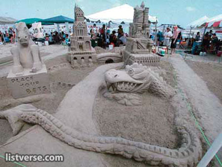 فن النحت على الرمال Family-vacations-aia-sandcastle-competition