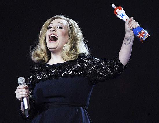 Adele leva prêmios de melhor artista e álbum no Brit Awards 12052485