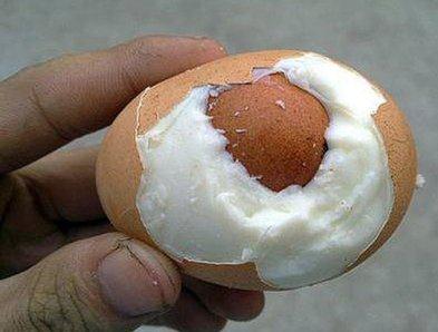 دجاجة  تبيض بيضة داخل بيضة P_2300lvw1