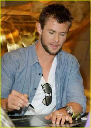 Tiffani Michaels [vs.] Angelica Monroe Chris-hemsworth-thor-comic-con-06