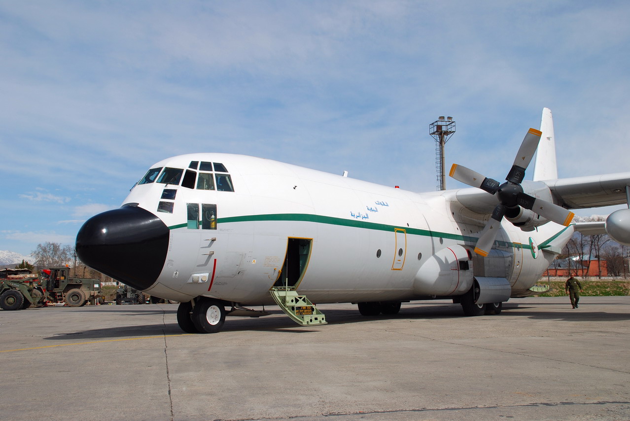 صور طائرات النقل والشحن الجزائرية [ C-130H/H30  /  Hercules ]  - صفحة 2 Hercules%20C-130%20AlgeriaAF-Douchanbe-11mars2008-DSC_0061