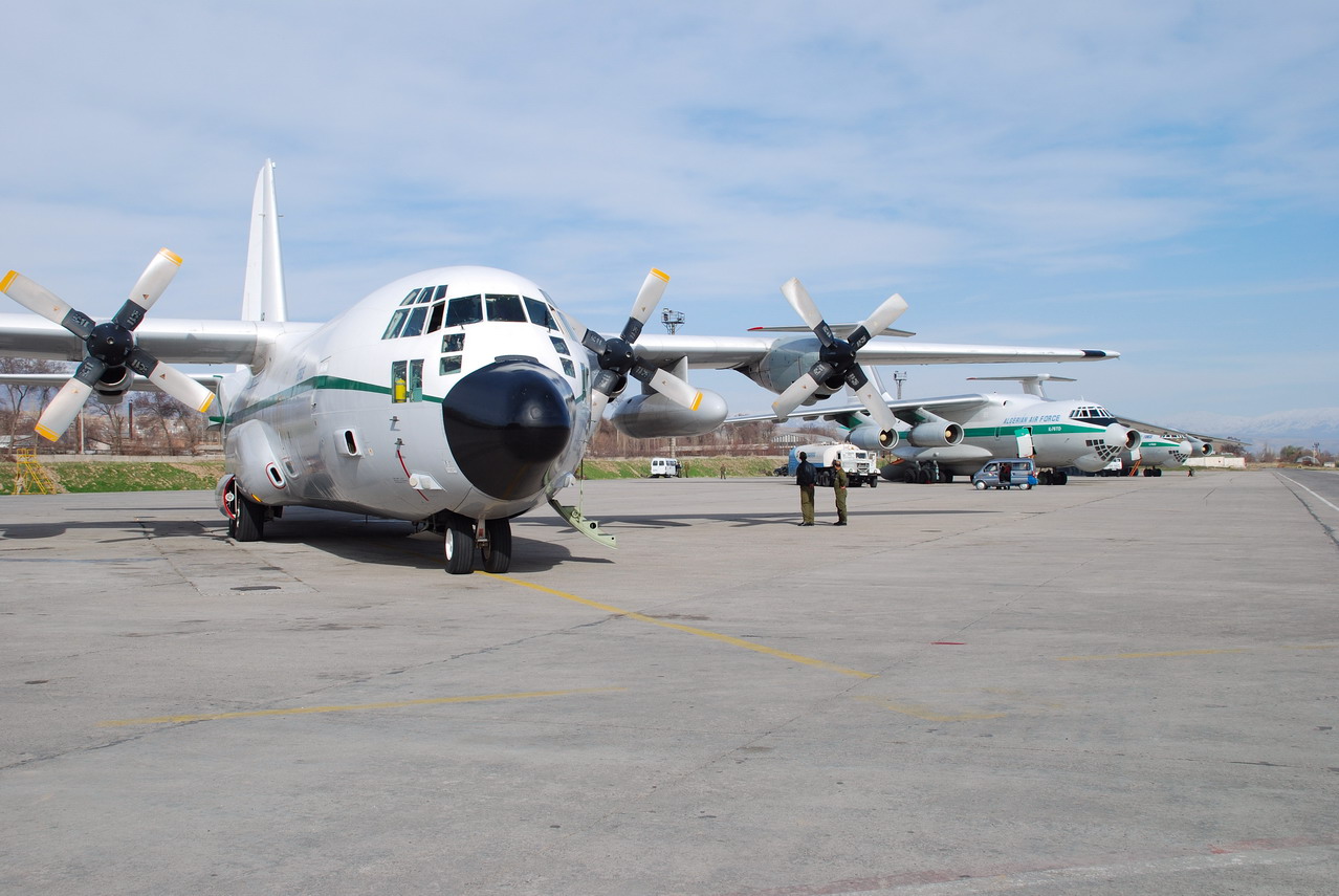 صور طائرات النقل والشحن الجزائرية [ C-130H/H30  /  Hercules ]  - صفحة 2 Hercules%20C-130%20AlgeriaAF-Douchanbe-11mars2008-DSC_0065