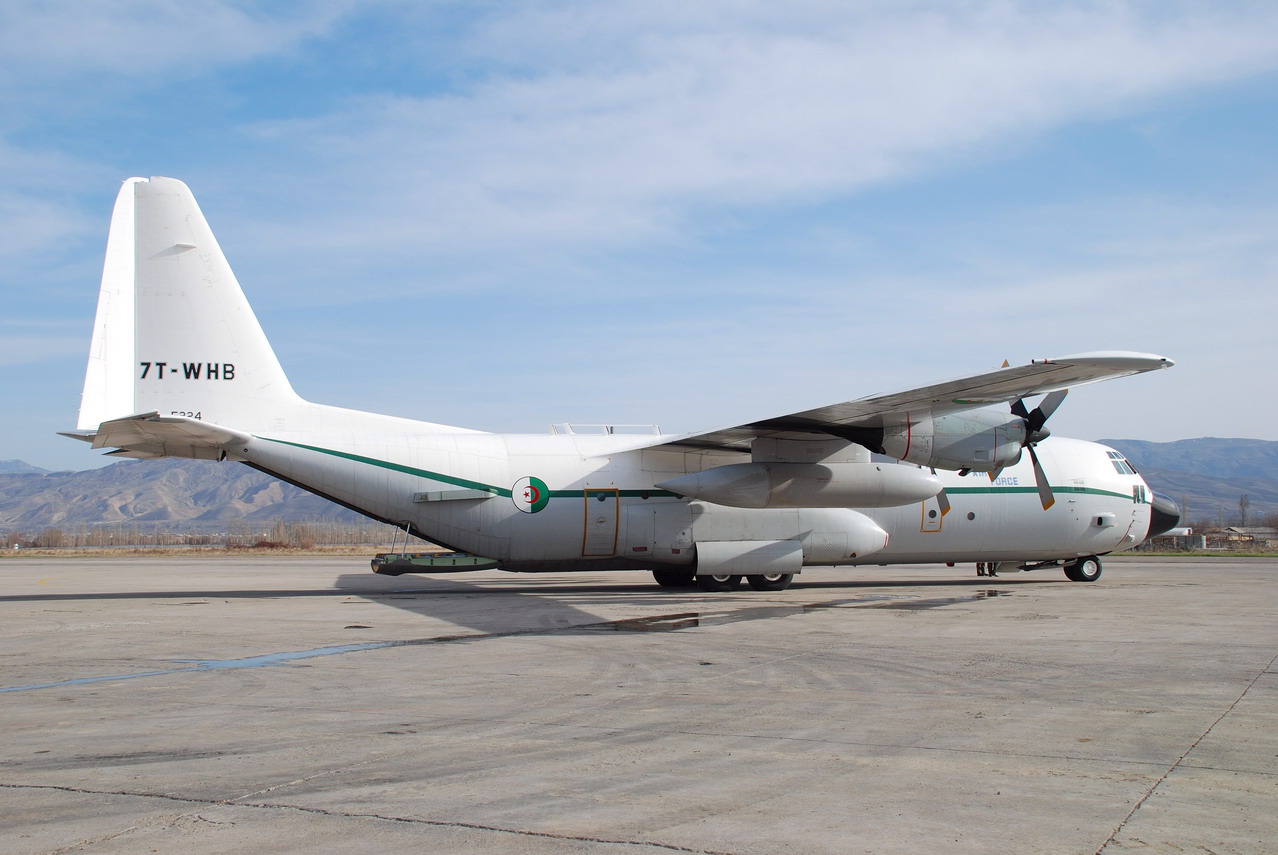 صور طائرات النقل والشحن الجزائرية [ C-130H/H30  /  Hercules ]  - صفحة 2 Hercules%20C-130%20AlgeriaAF-Douchanbe-11mars2008-DSC_0074