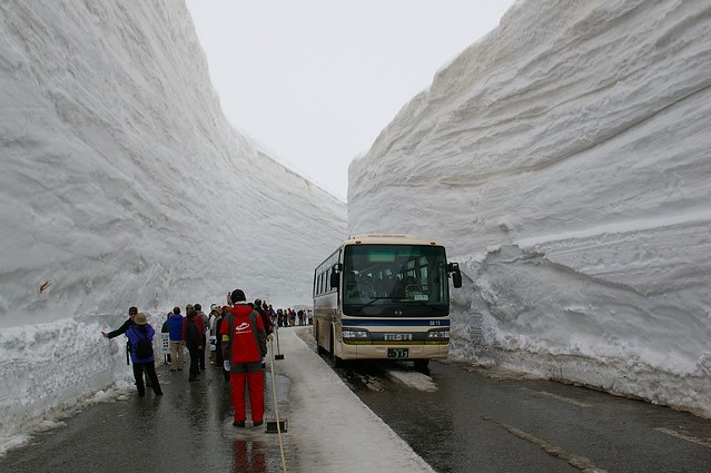 Ruta por una carretera amurallada por nieve en Japón 133445520_8abe796423_z