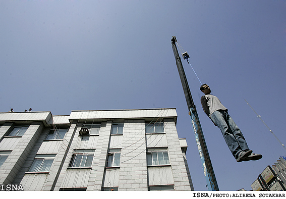 اعدام سفاح النساء علنا بالونش في ايران 1249076587_a4e535516f_o