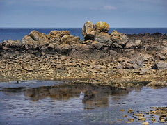 le rocher du Sillon de Talbert et le bateau blanc... 4733819854_5c94a7173a_m