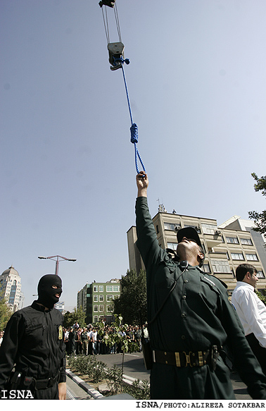 اعدام سفاح النساء علنا بالونش في ايران 1248961189_c26f0a6da2_o