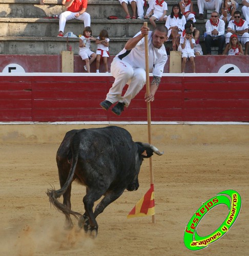 Cintruenigo (Navarra) 11-09-09 despedida de Jose Luis Pejenaute, exhicion de saltos, moto, quad y anillas, ganaderia Santos Zapateria (Valtierra, Navarra) 3926059603_768208b2a7