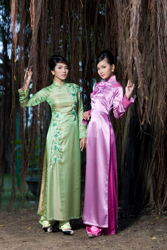 Phan Như Thảo & Kim Cương duyên dáng với áo dài 3979704306_55a9b43cc3_b