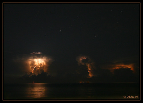 Tormenta nocturna en el mar